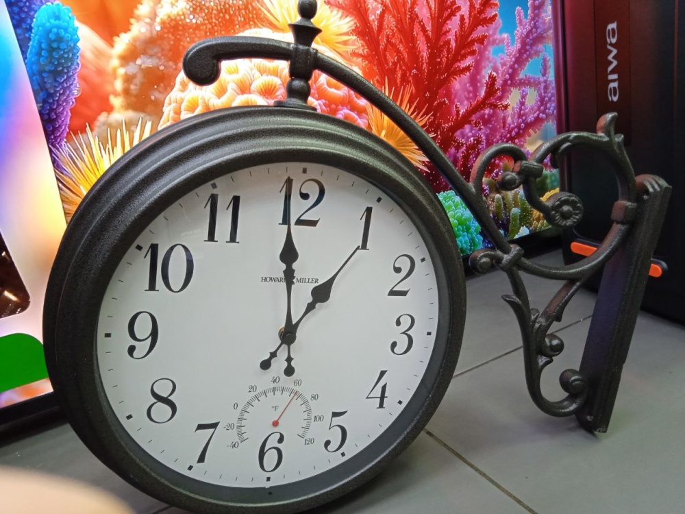 Двусторонние уличные часы Howard Miller 625-358