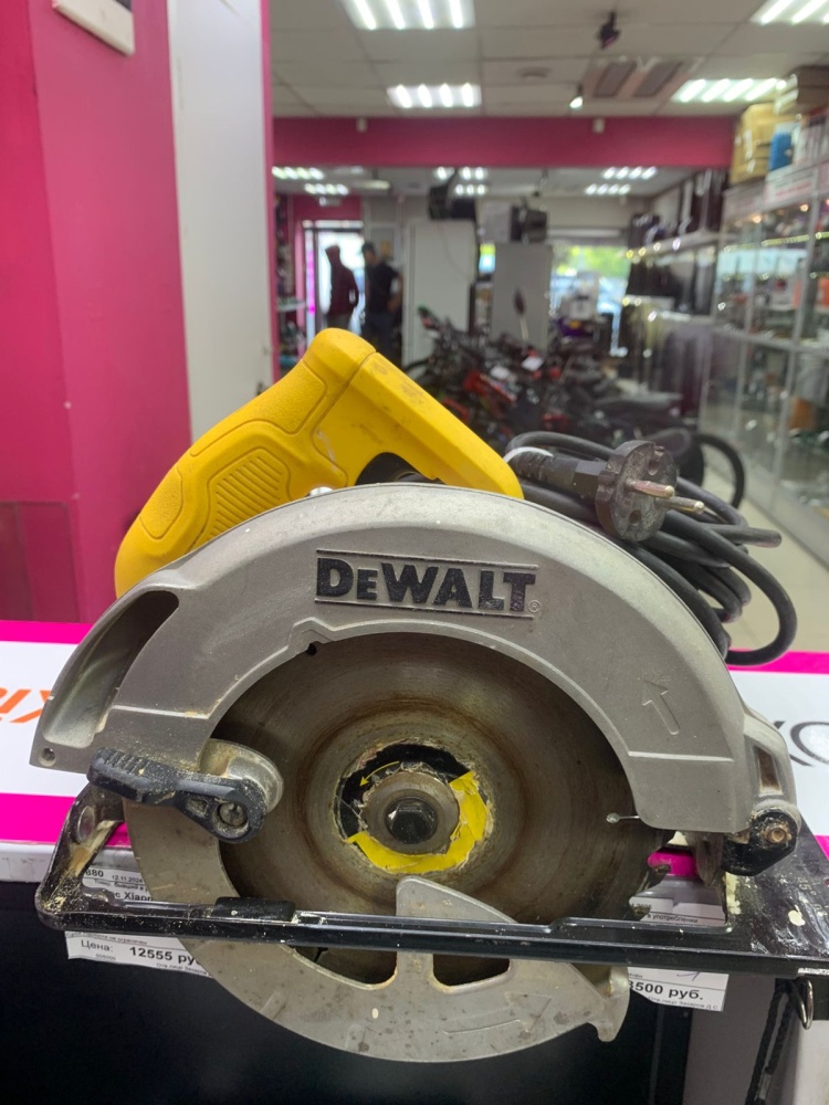 Циркулярная пила DeWaltDWE560